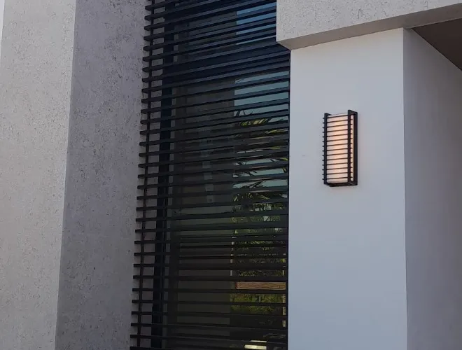 Vertical architectural louver